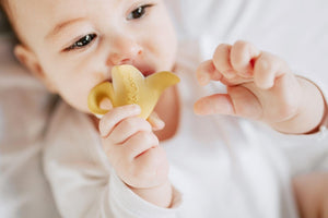 Anita la mini banane de dentition-Oli & Carol-Nos idées cadeaux pour bébé-5