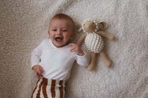 Doudou mouton en crochet - Peluche en coton bio-Patti Oslo-Nos idées cadeaux pour enfant à chaque âge-6