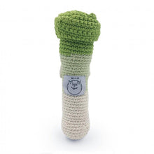 Charger l&#39;image dans la galerie, Orso le Poireau - Hochet pour bébé en crochet coton bio - Myum - idée de cadeau de naissance original 