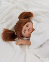 Charger l&#39;image dans la galerie, Poupée Gabrielle aux yeux dormeurs verts - Collection Les poupées exclusives