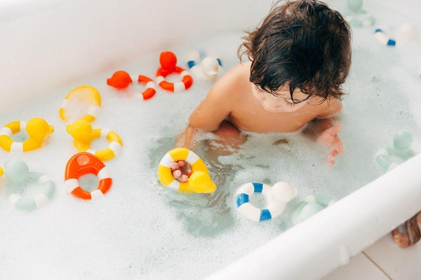 Quand et comment doit-on nettoyer les jouets de bain de son enfant ?