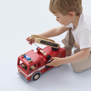 Camion de pompier en bois avec échelle extensible - Le Toy Van - garçon qui joue 