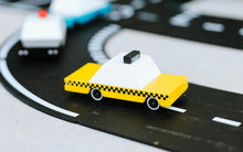 Charger l&#39;image dans la galerie, Petite voiture en bois - Taxi jaune NYC - Candylab
