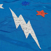 Charger l&#39;image dans la galerie, Visuel cape - Kit de déguisement super héro bleu avec cape, masque et poignets pour enfant 3-6 ans - Meri Meri 