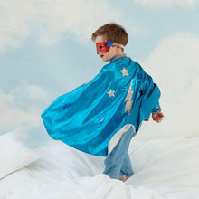 Charger l&#39;image dans la galerie, Kit de déguisement super héro bleu avec cape, masque et poignets pour enfant 3-6 ans - Meri Meri 