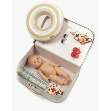 Charger l&#39;image dans la galerie, Ma valise d&#39;antan - Coffret cadeau avec un poupon petite fille d&#39;Europe et ses accessoires - Thème Bord de mer - Minikane