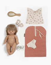 Charger l&#39;image dans la galerie, Ma valise d&#39;antan - Coffret cadeau avec 1 poupée fille Zoé et ses accessoires - Thème Le Quotidien - Minikane