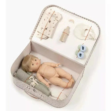 Charger l&#39;image dans la galerie, Ma valise d&#39;antan - Coffret cadeau avec 1 poupée garçon et ses accessoires - Thème Le Quotidien - Minikane