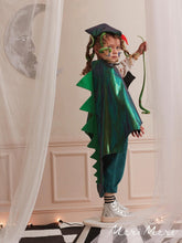 Charger l&#39;image dans la galerie, Déguisement dans un décor -  Kit de déguisement dragon vert avec cape et chapeau 3-6 ans - Meri Meri - 2