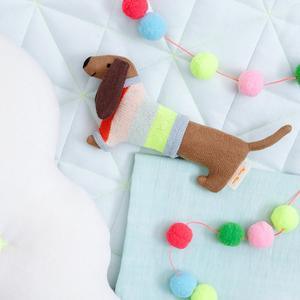 Décor - Hochet en coton bio chien saucisse Teckel pour bébé - Meri Meri