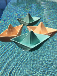 Bateau origami menthe - Jouet de bain-5-Oli & Carol-Nos idées cadeaux pour enfant à chaque âge