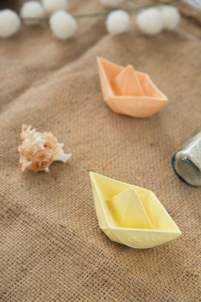 Bateau origami vanille - Jouet de bain-7-Oli & Carol-Nos idées cadeaux pour enfant à chaque âge