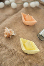 Charger l&#39;image dans la galerie, Bateau origami vanille - Jouet de bain-7-Oli &amp; Carol-Nos idées cadeaux pour enfant à chaque âge
