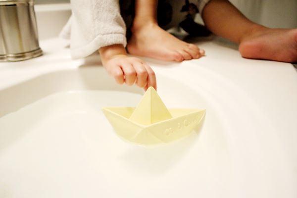 Bateau origami vanille - Jouet de bain-3-Oli & Carol-Nos idées cadeaux pour enfant à chaque âge