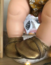 Charger l&#39;image dans la galerie, Mini slippers en cuir mordoré - Accessoire pour poupée et poupon - Minikane