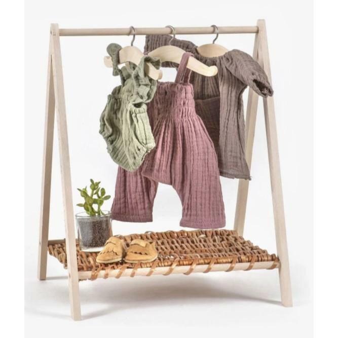 Porte-vêtements Wendy pour poupée et poupon en bois naturel et osier - Minikane