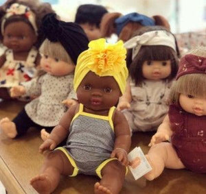 Poupon petite fille d'Afrique aux yeux miel - Collection Les poupées Gordis - Minikane