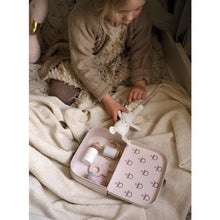 Charger l&#39;image dans la galerie, Fille qui joue - Valisette bébé lapin doudou et accessoires - Coffret cadeau enfant -  Jabadabado