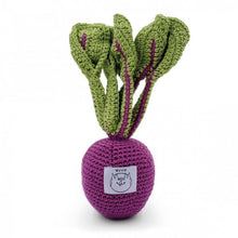 Charger l&#39;image dans la galerie,  Betty la Betterave - Hochet pour bébé en crochet coton bio - Myum -idée de cadeau de naissance original