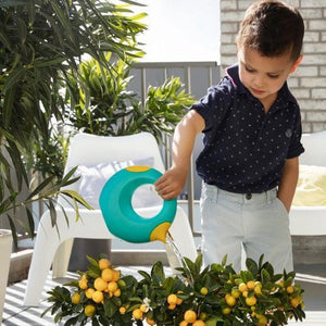 Arrosoir ludique et innovant pour enfant - Cana Small Blue Banane - Quut - petit garçon arrose les plantes