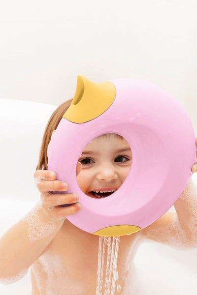 Arrosoir ludique et innovant pour enfant - Cana Small Rose Banane - Quut - enfant joue dans le bain