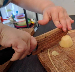 Les petites mains en cuisine - Couteau en bois pour enfant à partir de 3 ans - Artisanat français, fait à la main - Les Guigoiseries