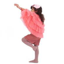 Charger l&#39;image dans la galerie, Kit de déguisement Flamant Rose avec cape et chapeau - Meri Meri - porté par une petit fille