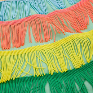 Kit de déguisement Perroquet avec cape et chapeau - Meri Meri - détail cape à franges colorées 