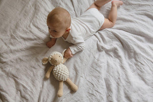Doudou mouton en crochet - Peluche en coton bio-Patti Oslo-Nos idées cadeaux pour enfant à chaque âge-3