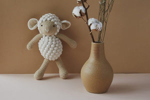 Doudou mouton en crochet - Peluche en coton bio-Patti Oslo-Nos idées cadeaux pour enfant à chaque âge-4
