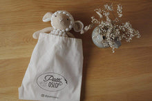 Charger l&#39;image dans la galerie, Doudou mouton en crochet - Peluche en coton bio-Patti Oslo-Nos idées cadeaux pour enfant à chaque âge-5