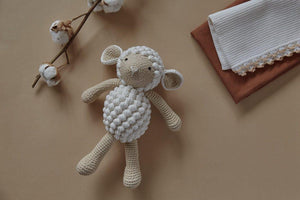 Doudou mouton en crochet - Peluche en coton bio-Patti Oslo-Nos idées cadeaux pour enfant à chaque âge-7