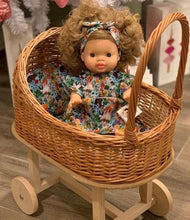 Charger l&#39;image dans la galerie, Landau Elliot pour poupée et poupon en bois et osier avec matelas et coussin en coton motif Végétal - Minikane