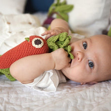 Charger l&#39;image dans la galerie, Charlotte la Carotte - Hochet pour bébé en crochet coton bio - Myum - idée de cadeau de naissance original
