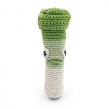 Charger l&#39;image dans la galerie, Orso le Poireau - Hochet pour bébé en crochet coton bio - Myum - idée de cadeau de naissance original 