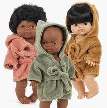 Charger l&#39;image dans la galerie, Peignoir Teddy en tissu éponge couleur Marsala - Vêtement pour poupée et poupon - Minikane