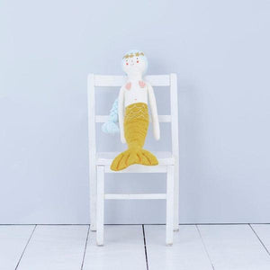 Poupée en coton bio - Sophia la Sirène - Meri Meri - sur une chaise