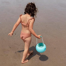 Charger l&#39;image dans la galerie, Seau de plage sans déversement - Mini Ballo Blue Banane - Quut  - à laplage 